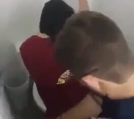 Morena gostosa fudendo no banheiro de festa e gemendo alto
