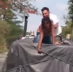 Morena Gostosa Rebentando no Pauzão do Marido no Sofá até Gozar Alto