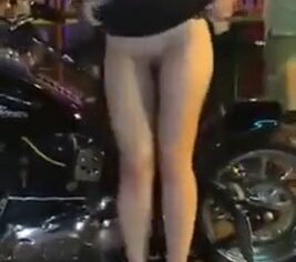 Morena gostosa se exibindo peladinha ao lado da moto na festa