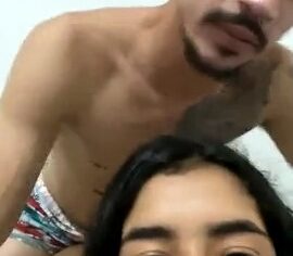 Morena novinha empinando a bunda e levando rola até o talo