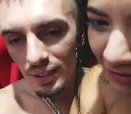 Morena peituda mamando com tesão e abrindo a buceta na live