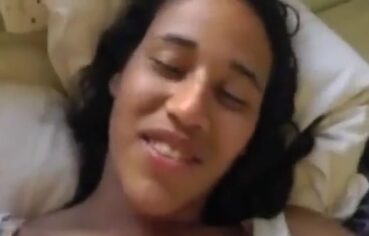 Morena rabuda cavalgando gostoso na cama até gozar alto