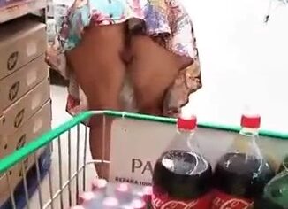 Morena rabuda empinando a bunda no corredor do supermercado