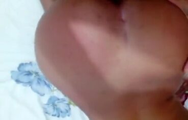 Morena safada arreganhando o cuzinho de quatro enquanto o marmanjo soca forte