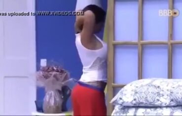 Morena tatuada cavalgando forte no pau grosso do marido no sofá até gozar alto