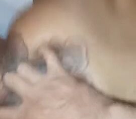 Morena tatuada levando forte no cuzinho e gemendo alto