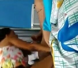 Morenas fogosas mamando e beijando sortudo no ménage gostoso