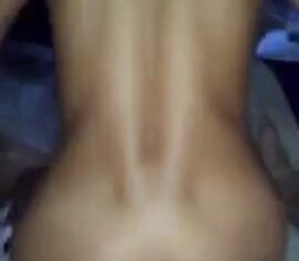 Moreninha magrinha quicando gostoso na piroca e gemendo alto
