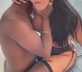 Moreninha peituda mamando gostoso e sendo chupada pelo negão dotado