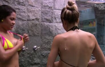 Moreninha safada esfregando os peitos no chuveiro e gemendo de prazer