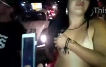 Moreninha safada parou a moto e mamou o amigo enquanto outro filmava