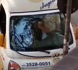 Motorista safado se masturbando dentro do caminhão na Avenida Brasil