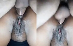 Mulata tesuda empinando o rabo e dando o cu apertado no sofá até gemer de prazer