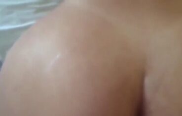 Naiara peituda ficando pelada e dando de quatro para o amigo