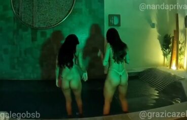Nanda e Graziela peitudas cavalgando pau grosso no motel