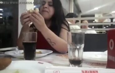 Natália Prado exibindo a bucetinha no Habbib’s enquanto é comida por trás