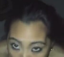 Ninfeta asiática chupando gostoso até levar porra na boca do ficante