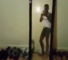 Ninfeta devassa beijando um e levando rola de quatro no ménage com dois colegas