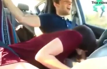 Ninfeta gatinha chupando gostoso no carro até o namorado gozar na boca