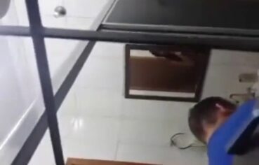 Ninfeta gostosa sendo comida pelo melhor amigo enquanto o namorado filma tudo