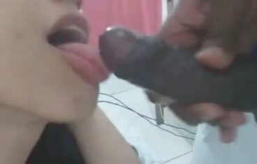 Ninfeta gulosa chupando o pauzão do negão com vontade