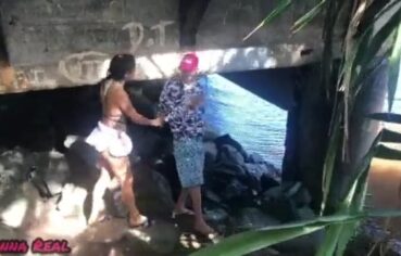 Ninfeta morena mamando gostoso no meio da trilha com tesão