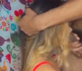 Ninfeta safada ajoelhada chupando gostoso e gemendo alto