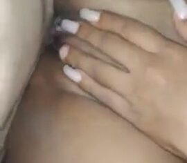 Ninfeta safada se masturbando enquanto sente pau grosso enfiando na buceta