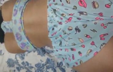 Ninfetinha de pijama empinando o rabo e gemendo forte no quarto