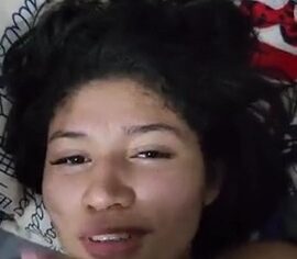 Ninfetinha safada deitada na cama pedindo leitinho na boquinha