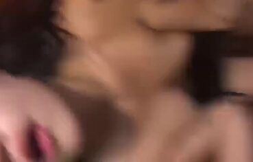 Novinha morena chupando com vontade e engolindo até a última gota
