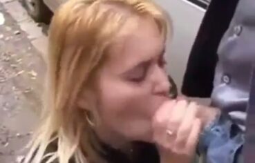 Novinha ousada chupando o ficante em local público e gravando tudo