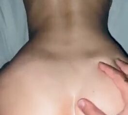 Novinha safada arregaçando o cuzinho no pelo