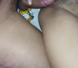 Novinha safada arreganhando a buceta peluda no pau grosso