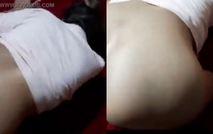 Novinha safada chupando com vontade e empinando o rabo para levar rola forte