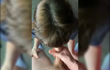Novinha safada chupando o pau do amigo na sala de aula