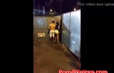 Novinha safada dando pra um desconhecido no meio da micareta e gemendo alto