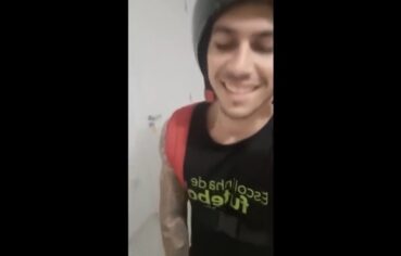 Novinha safada pedindo pizza e recebendo rola grossa do entregador