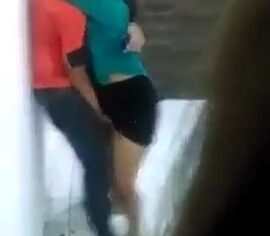 Novinha safada recebendo dedada na buceta no meio do baile funk
