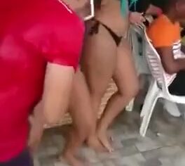 Novinhas safadas quicando gostoso no pau em festa privada