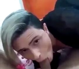 Novinho de calcinha fio dental chupando gostoso o amigo até gozar