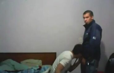 Novinho gay dando boquete profundo no amigo enquanto filma a safadeza