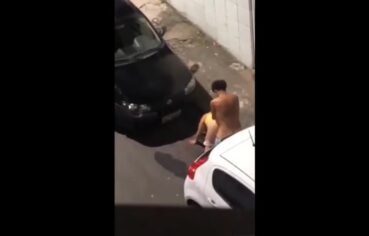 Novinho safado comendo a coroa gostosa na rua com vontade