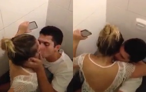 Novinhos ardentes transando com tesão no banheiro da boate em flagra amador