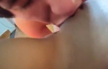 Padrasto safado comendo a enteada novinha no quarto até ela gozar gostoso