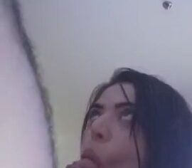 Pâmela safada chupando com vontade a rola grossa do cliente até engolir a porra