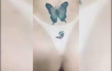 Polly peituda cavalgando forte no pau grosso do amigo no banheiro