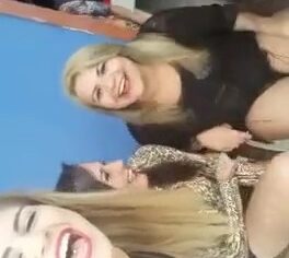 Quatro putas fogosas cantando safadezas no WhatsApp e provocando os machos