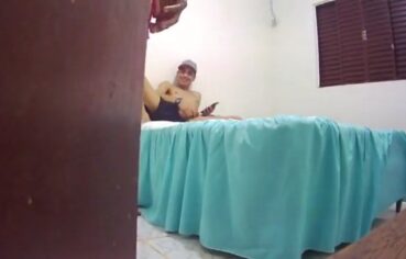 Rabuda safada chupando gostoso e levando rola forte de quatro