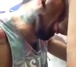 Roger tatuado chupando a rola do amigo no banheiro público com tesão
